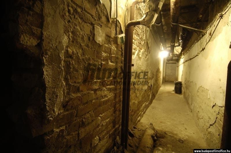 Régi bérházak sötét helyiségei