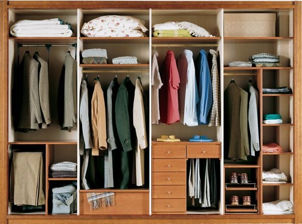 A szekrény praktikus belső kialakítása