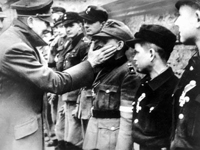 Hitler politikai tevékenységei